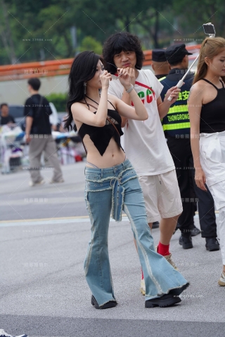 狂野紫色丁内牛仔美女