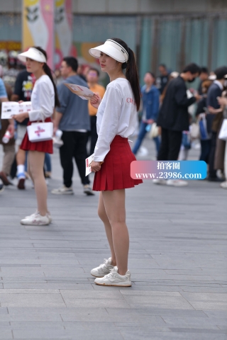 抓拍发传单的红色短裙MM