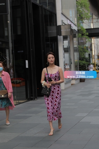 花花吊带裙美眉