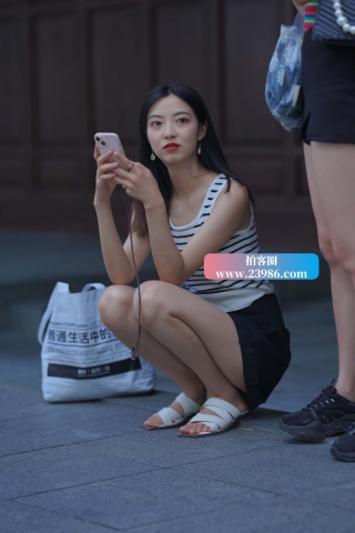 蹲地上的小姐姐