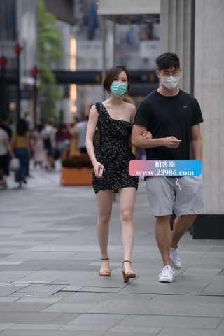 街拍斜肩裙美腿女友