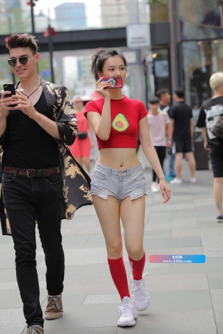 街拍超短热裤红衣小姐姐
