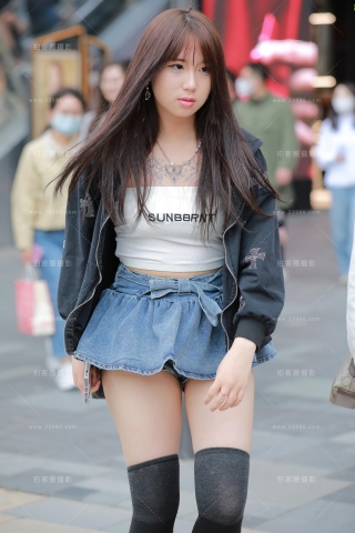 【玻璃街拍】牛仔热裤小妹