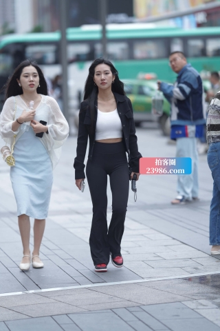 街拍黑衣黑裤美眉