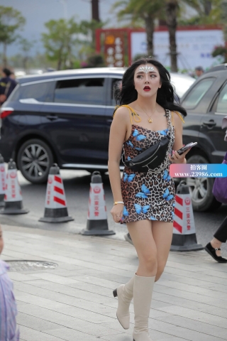 街拍性感豹纹短裙长靴美女