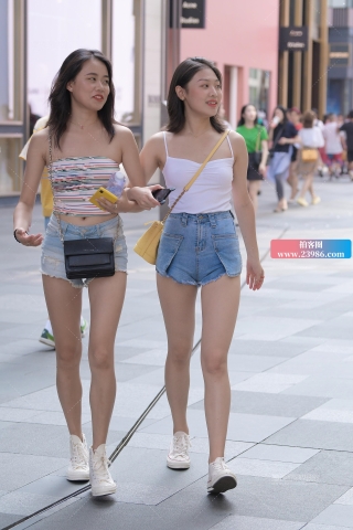 【视觉冲击赛贴】我喜欢白色小背心那个，你呢？