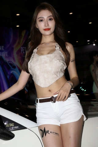 米色肚兜 白色热裤（城市版）