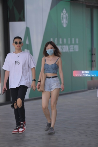 街拍清凉短牛女友