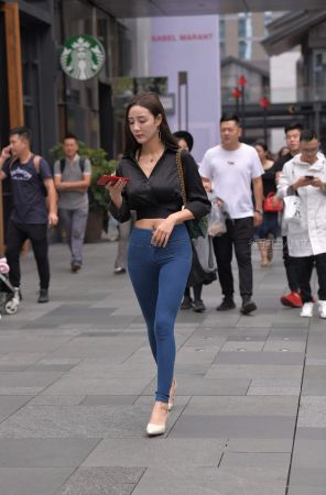 街拍紧牛高跟靓女