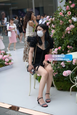 打卡拍照的黑色包臀裙美女