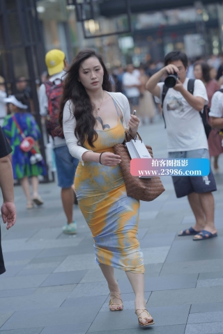 街拍性感裹身裙美女辣妈