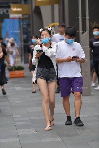 街拍热裤眼镜妹爱穿人字拖