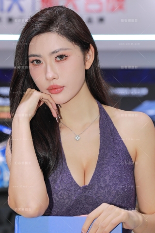 紫色包臀裙美女