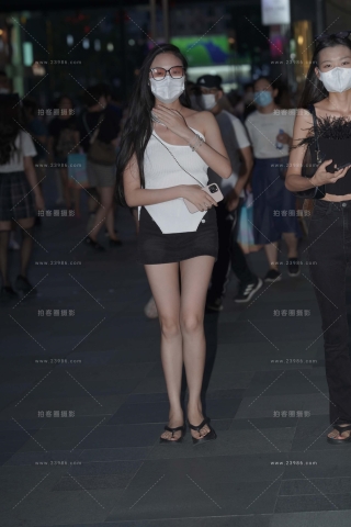 街拍人字拖美腿小姐姐