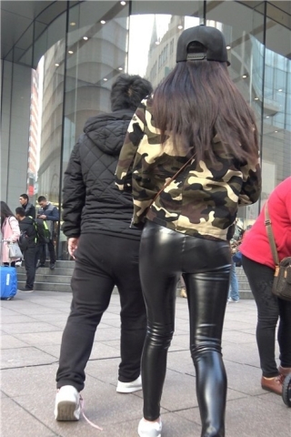 4K - 街拍紧身皮裤迷彩衣美姑娘 [1.11 GB]（视频版）