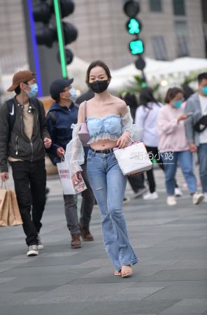 街拍牛仔裤长腿小姐姐~