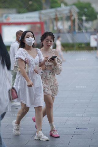 清凉的碎花裙美眉