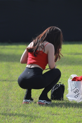 美丽的黑色紧身瑜伽裤女士