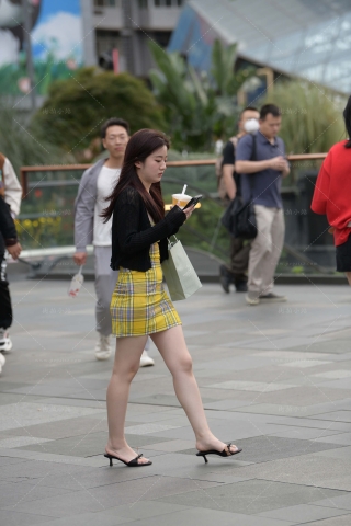 街拍靓丽白皙的包臀裙少f