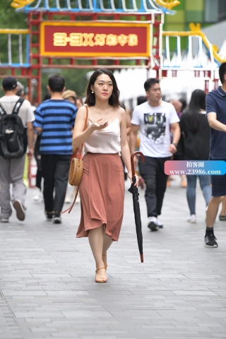 街拍拿着雨伞的美女