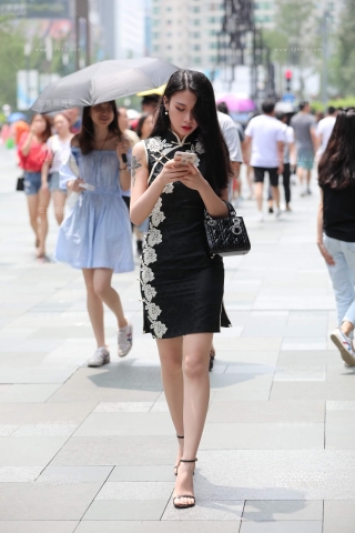 街拍短黑旗袍美女
