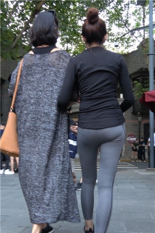 4k-灰色弹力裤运动鞋街拍美女 [1.92 GB]（视频版）