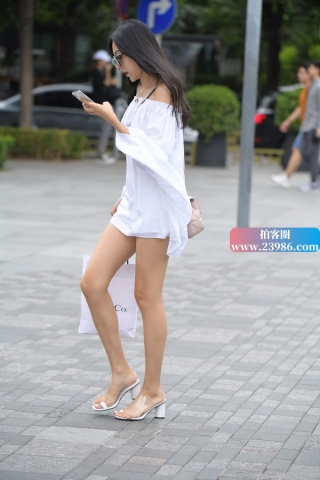 街拍美腿时尚美女