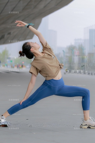 紧身裤瑜伽学员