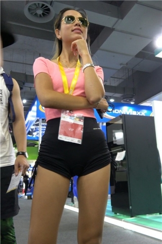 4k-粉T恤紧身热裤翘臀靓模 [1.81 GB]（视频版）