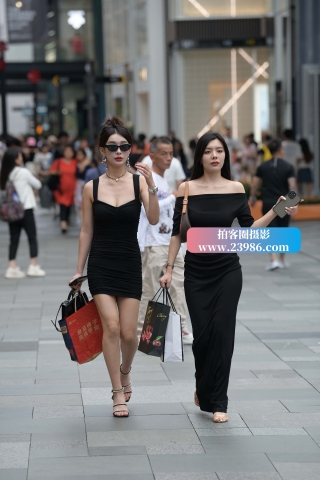 街拍黑色包臀裙美女与闺蜜