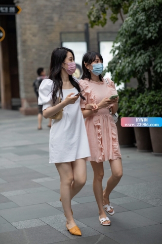 街拍粉色口罩妹子