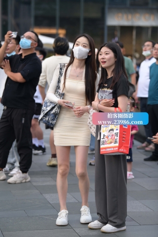 抓拍超短裙美腿小仙女