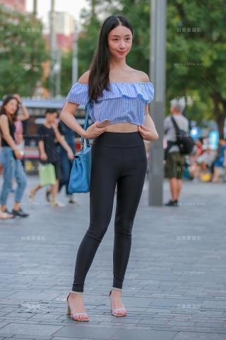 黑色紧身裤小妹