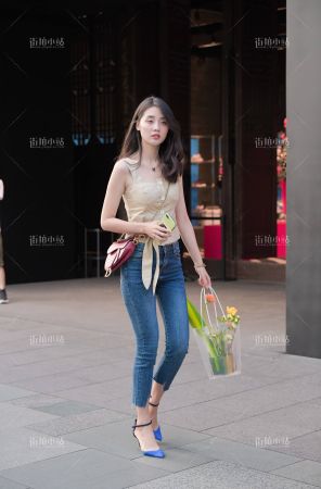 紧身蓝牛高跟美女