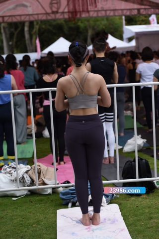 性感少F练习瑜伽