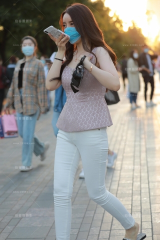 【玻璃街拍】白色紧身裤小姐姐