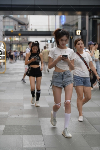 街拍甜美的热裤小姐姐