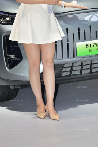 直播卖车的白色连衣裙小姐姐