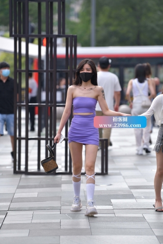 街拍超短小抹胸短裙美女