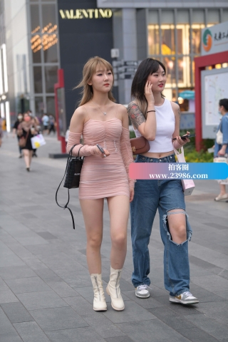 樱桃小嘴，粉色短裙