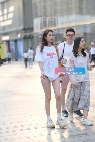 街拍身材不错的超短热牛MM