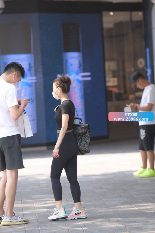 街拍黑色紧身瑜伽裤美女