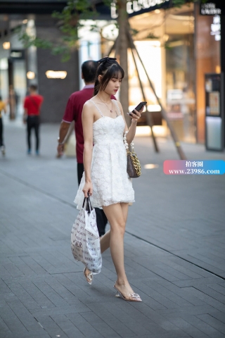 街拍文静甜美系吊带裙姑娘
