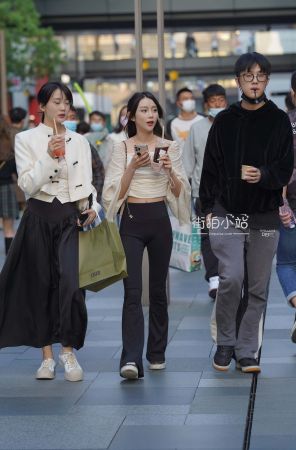 街拍漂亮的黑色长裤小姐姐