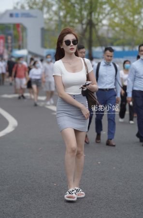 街拍灰色短裙墨镜女