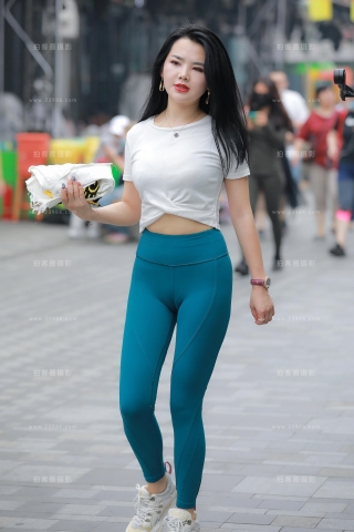 【玻璃街拍】蓝色瑜伽裤美女