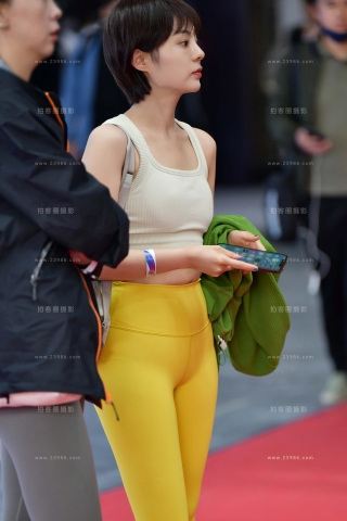 清爽短发的黄色瑜伽裤朲槭