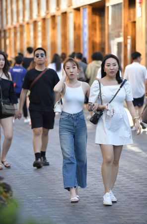 宽松喇叭牛仔裤美女