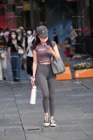 街拍偶遇紧身瑜伽裤美女