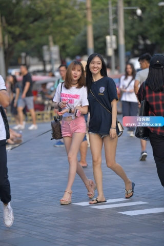 搭讪街拍白T恤粉色热裤长腿美眉